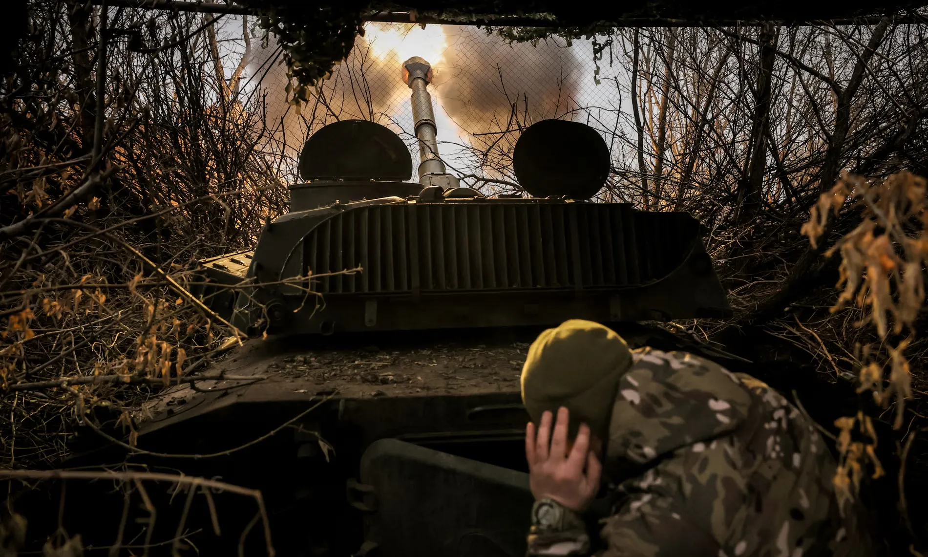Український військовослужбовець на передовій, поблизу Часового Яру на сході Донецької області, стріляє з самохідної гаубиці в бік російських військ